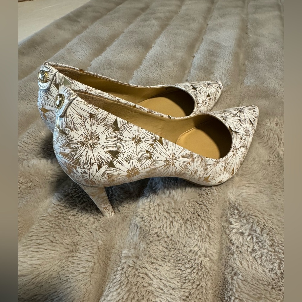 Michael Kors white and gold heels! - Picture 7 of 7